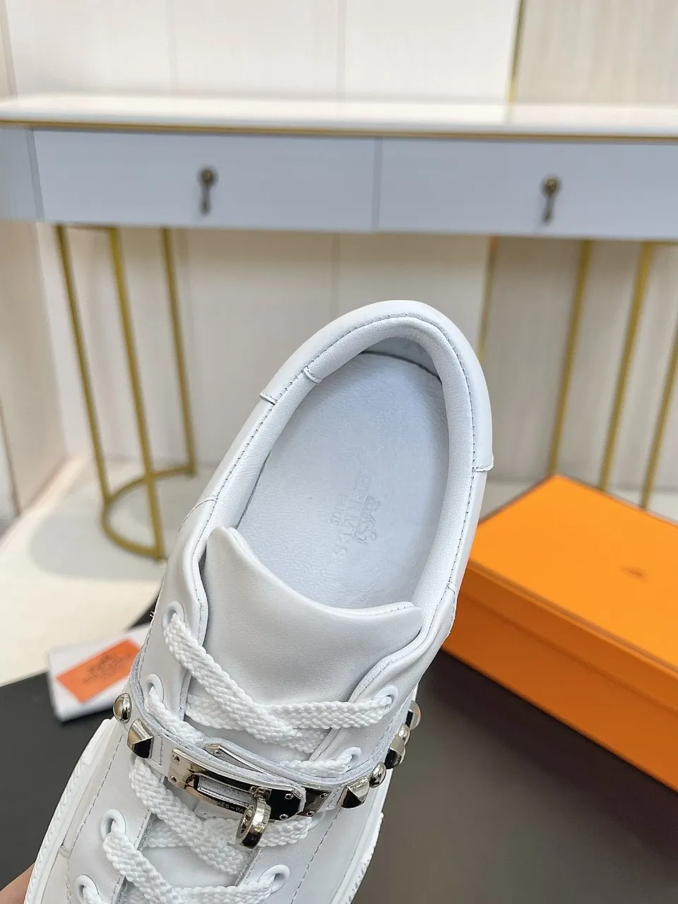 Men's Men's Shoes💰620❤️❤️❤️HERMES 2021 latest Kelly buckle white sneakers are online! The highest version on the market! Purchasing level quality! The H family rarely produces flat casual shoes, and they are styled with classic palladium-plated Kelly shoe buckles! Create a fashionable urban look that perfectly embodies the noble and elegant style of Hermès! Material selection: Fabric imported cowhide, lining + foot pads imported sheepskin, original molded TPU outsole, heavy gold molded kelly buckle full of texture Size: Female: 35-41 (41 is not returnable) Male: 39-45 (45 is not returnable)